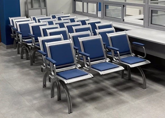 Секция стульев Вега на круглых опорах с подлокотниками